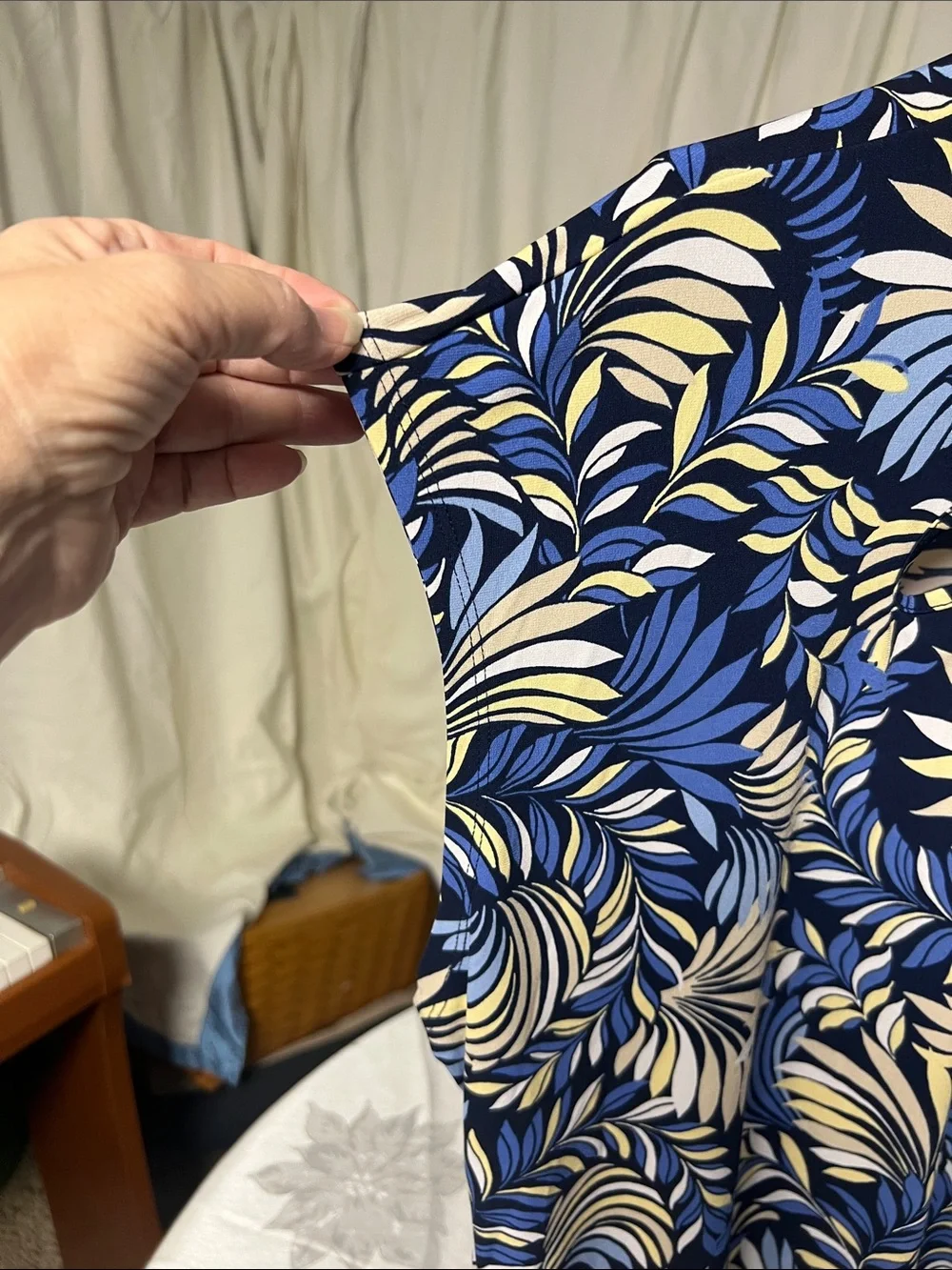 Carmen Marc Valvo Navy, Blue & Cream Leaf-Print Short Sleeve Top - Picture 3 of 8
